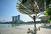 Schattenspendendes Solarpanel mit Marina Bay Sands im Hintergrund, Marina Bay, Singapur