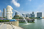 Wasserspeiender Merlion mit Esplanade und Marina Centre, Marina Bay, Singapur