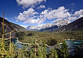 am Fernpaß mit Blindsee, Zugspitze und Sonnenspitze, Zugspitzgebiet, Tirol, Österreich