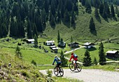 Mountainbiker an der Kaindlhütte, Kaisergebirge über Kufstein, Tirol, Österreich