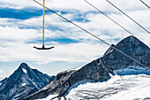 Ein Schlepplift mit dem Bergpanorama vom Hintertuxer Gletscher, Hintertux , Zillertal, Tirol, Österreich