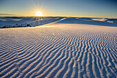 Sonnenaufgang über weißen Sanddünen, White Sands National Monument, New Mexico, USA
