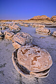 Gebänderte Felseneier aus Sandstein in der Dämmerung, Bisti Badlands, De-Nah-Zin Wilderness Area, New Mexico, USA