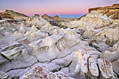Weiße Felstürme aus Sandstein in der Dämmerung, Bisti Badlands, De-Nah-Zin Wilderness Area, New Mexico, USA