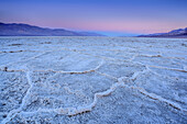 Salzablagerung in Salzpfanne Badwater Basin bei Dämmerung, Death Valley Nationalpark, Kalifornien, USA