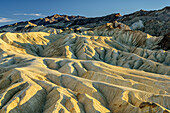 Bunte Erosionslandschaft im Death Valley, Death Valley Nationalpark, Kalifornien, USA