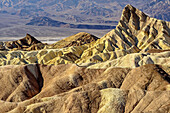 Bunte Erosionslandschaft im Death Valley, Death Valley Nationalpark, Kalifornien, USA