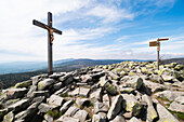 Gipfelkreuz und Granitblöcke, auf dem Gipfel des Lusen, Nationalpark, Bayerischer Wald, Bayern, Deutschland, Europa