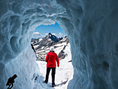 Gletscherhöhle Natur Eispalast, Ausgang mit Blick auf den Schrammacher, Hintertuxer Gletscher, Zillertal, Tirol, Österreich, Europa