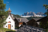 Chapel and farmhouse, Villnöss valley, Geisler mountains, Dolomites, Alps, South Tyrol, Italy, Europe