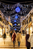 ITALY, Venice. Christmas decorations hangs over the steps leading up to the Rialto Bridge, the Puente Rialto.