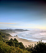 USA, Oregon, Cannon Beach, a view down the coastline south of Cannon Beach