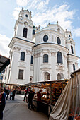 Marktstände vor Kirche, Familie Hagedorn, Salzburg, Österreich, Europa