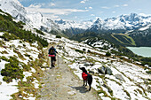 Wanderer am Weg zum Kopp Stausee, Verwall Gruppe, Paznauntal, Tirol, Österreich