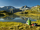 Wanderer, Mutterberger See, Zuckerhütl, Schaufelspitze, Stubaier Alpen, Tirol, Österreich