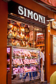 Die berühmte Simoni Metzgerei in der Via Drapperie Straße in Bologna, Altstadt, Emilia Romania, Italien, Europa