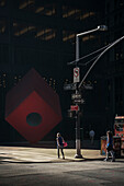 Licht und Schattenspiel zwischen den Häuserschluchten an der Kreuzung Liberty Street und dem Broadway, Manhattan, New York City, Vereinigte Staaten von Amerika, USA, Nordamerika