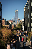 viele Spaziergänger auf dem High Line Park, Manhattan, New York City, Vereinigte Staaten von Amerika, USA, Nordamerika