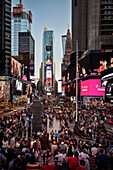Menschenmenge am Times Square und Broadway, Manhattan, New York City, Vereinigte Staaten von Amerika, USA, Nordamerika