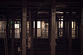 Zug in der NY U-Bahn, Manhattan, New York City, Vereinigte Staaten von Amerika, USA, Nordamerika
