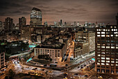 Blick von einer Rooftop Bar auf das nächtliche Manhattan, New York City, Vereinigte Staaten von Amerika, USA, Nordamerika
