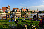 Picknick und Grillen auf Wiese am Hafen Greifswald, Ostseeküste, Mecklenburg-Vorpommern, Deutschland