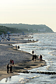 Menschen gehen im Abendlicht am Strand von, Bansin spazieren, Usedom, Ostseeküste, Mecklenburg-Vorpommern, Deutschland