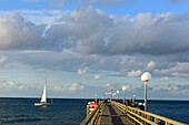 Segelboot an der Seebrücke, , Kühlungsborn, Ostseeküste, Mecklenburg-Vorpommern Deutschland