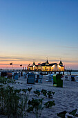 Strandkörbe mit Seebrücke  im Abendlicht, Ahlbeck, Usedom, Ostseeküste, Mecklenburg-Vorpommern,  Deutschland