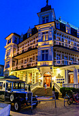 Hotel Ahlbecker Hof mit Oldtimer davor, Ahlbeck, Usedom, Ostseeküste, Mecklenburg-Vorpommern,  Deutschland