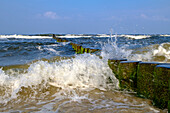 Wellen schlagen gegen Buhnen am Strand, Bansin, Usedom, Ostseeküste, Mecklenburg-Vorpommern, Deutschland