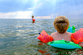 Kinder mit Schwimmflügeln baden im Stettiner Haff, Usedom, Ostseeküste, Mecklenburg-Vorpommern, Deutschland