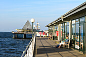 Geschäfte und Freiluftrestaurant auf  der Seebrücke, Heringsdorf, Usedom, Ostseeküste, Mecklenburg-Vorpommern, Deutschland