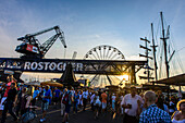 Unterhaltungsmeilen im Hafen zur Hansesail, Rostock, Ostseeküste, Mecklenburg-Vorpommern, Deutschland