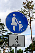 Verbotsschild für Segway Personal Transporter, Binz, Rügen, Ostseeküste, Mecklenburg, Deutschland