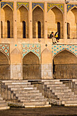 Paar auf der Chadschu Brücke in Isfahan, Iran, Asien