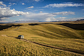 Auto am Songköl See in Kirgistan, Asien