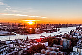Blick auf die Skyline von Hamburg in der Abenddämmerung vom Hamburger Michel, Hamburg, Norddeutschland, Deutschland