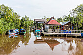 Small village on the Sekonyer River, Tanjung Puting National Park, Kalimantan, Borneo, Indonesia, Southeast Asia, Asia