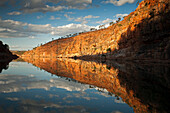 Die Wände der Chamberlain Gorge spiegeln sich im Fluss, El Questro Station, Westaustralien, Australien