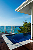 Der Pool der Villa im Lizard Island Resort liegt hoch über dem Meer, Lizard Island, Queensland, Australien