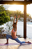 Yoga am Strand gehört zum Angebot im Lizard Island Resort, Lizard Island, Queensland, Australien