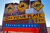 Kulinarisches Hinweisschild für das Prairie Hotel in Parachilna, Flinders Ranges, Südaustralien, Australien