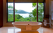 Das Bad der Windward Pavillions im Qualia Resort hat Meeresblicke, Hamilton Island, Queensland, Australien