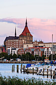 Yachthafen mit Marien Kirche im Hintergrund, Rostock, Ostseeküste, Mecklenburg-Vorpommern Deutschland