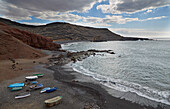 Bucht mit Booten beim Dorf El Golfo, Atlantik, Lanzarote, Kanaren, Kanarische Inseln, Islas Canarias, Spanien, Europa