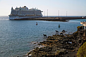 Kreuzfahrtschiff und Pferdeskulptur, Arrecife, Castillo de San José, Atlantik, Lanzarote, Kanaren, Kanarische Inseln, Islas Canarias, Spanien, Europa