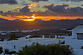 Blick vom Museum Lagomar auf Nazaret (Teguise)  und in Richtung von San Bartolomé und den umliegenden Vulkankegeln, Atlantik, Lanzarote, Kanaren, Kanarische Inseln, Islas Canarias, Spanien, Europa