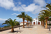Kirchplatz mit Palmen, Iglesia Nuestra Senora de la Luz, Kirche, 16./17. Jhd., Santo Domingo de Garafia, UNESCO Biosphärenreservat, La Palma, Kanarische Inseln, Spanien, Europa