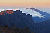 Blick über den Krater nach Süden zum Wolken-Wasserfall der Cumbre Nueva, b. Fuente Nueva, Kraterrand, Caldera de Taburiente, UNESCO Biosphärenreservat, La Palma, Kanarische Inseln, Spanien, Europa
